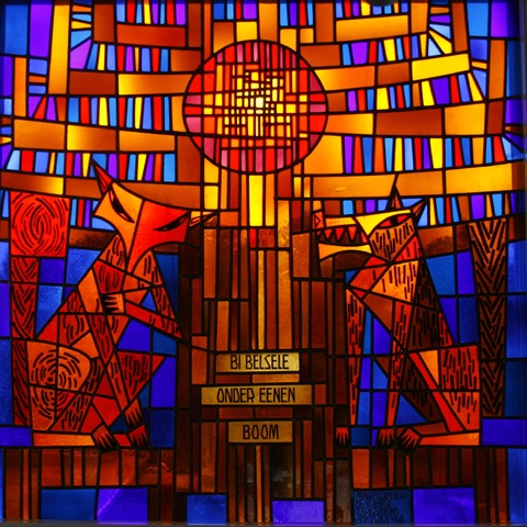 Reynaert en Isengrim, werk van Staf Pyl (1968) in de traphal van het Belseelse gemeentehuis.